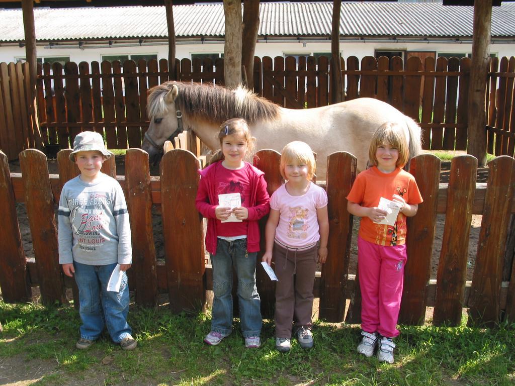 Вилла Zoopark Zelcin Мельник Экстерьер фото